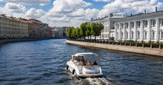 Яндекс Go запустил аренду катеров в Санкт-Петербурге